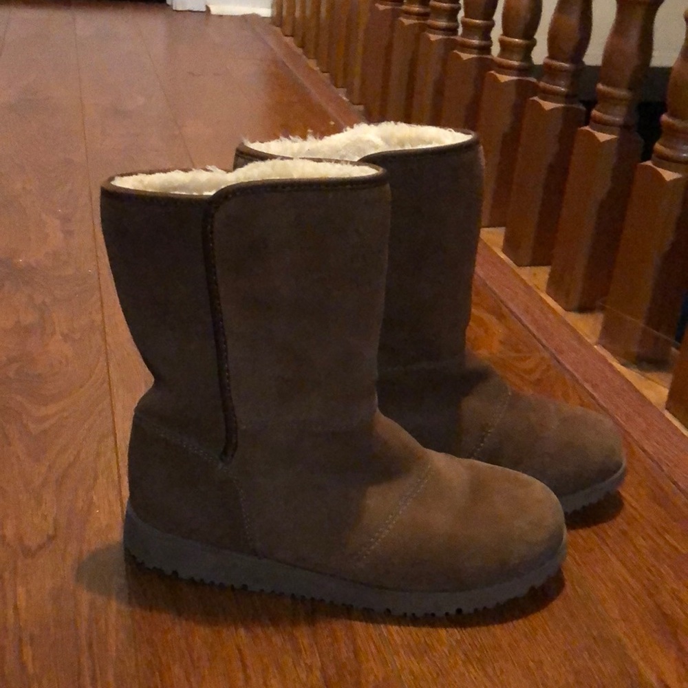 Women’s size 7 McKinley winter boots.